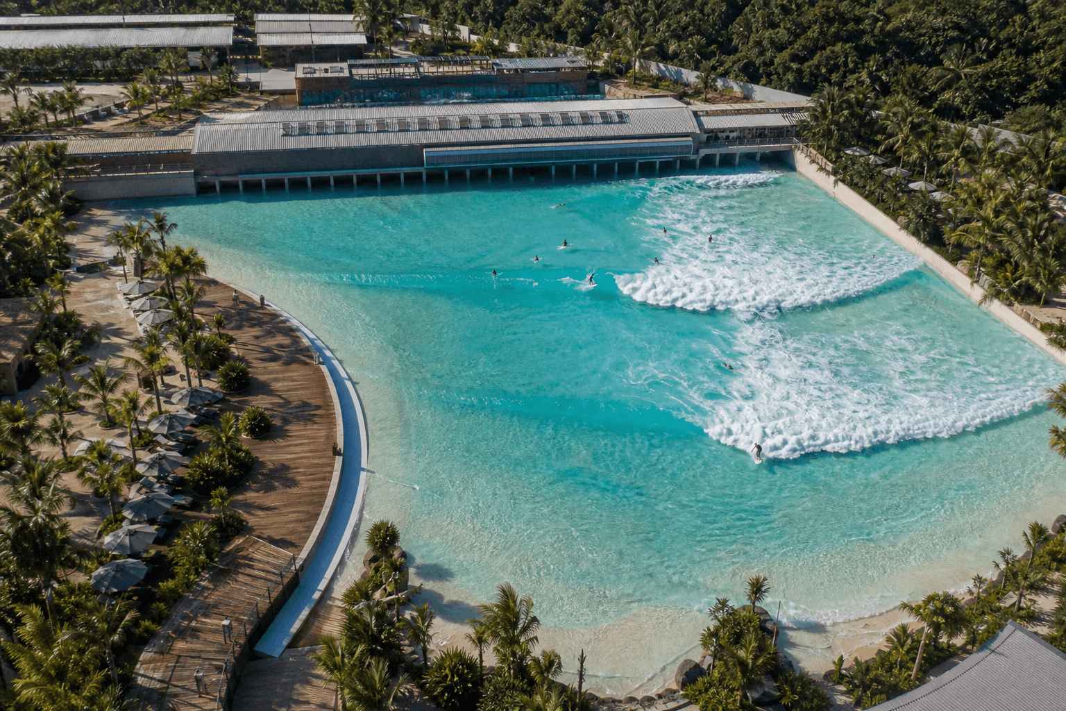 Vista aérea de uma operação de piscina de ondas em Garopaba